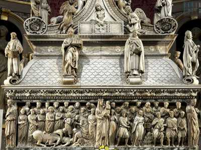 Nella parte inferiore della cimasa si trovano infine otto statue, disposte lungo il bordo dell�arca, che raffigurano i santi protettori di Bologna